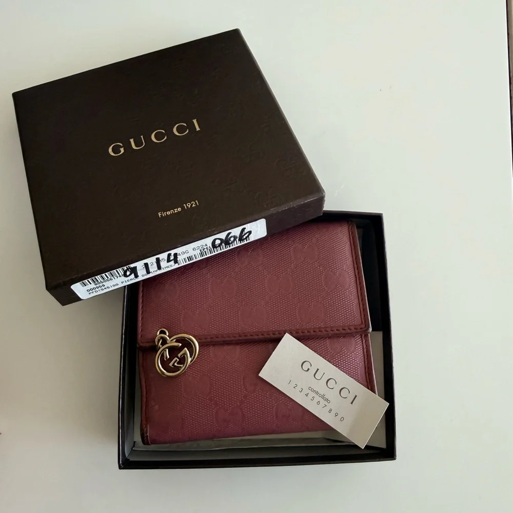 Gucci Women's pink Leather Wallet with Interlocking G Charm - Picture 1 of 7